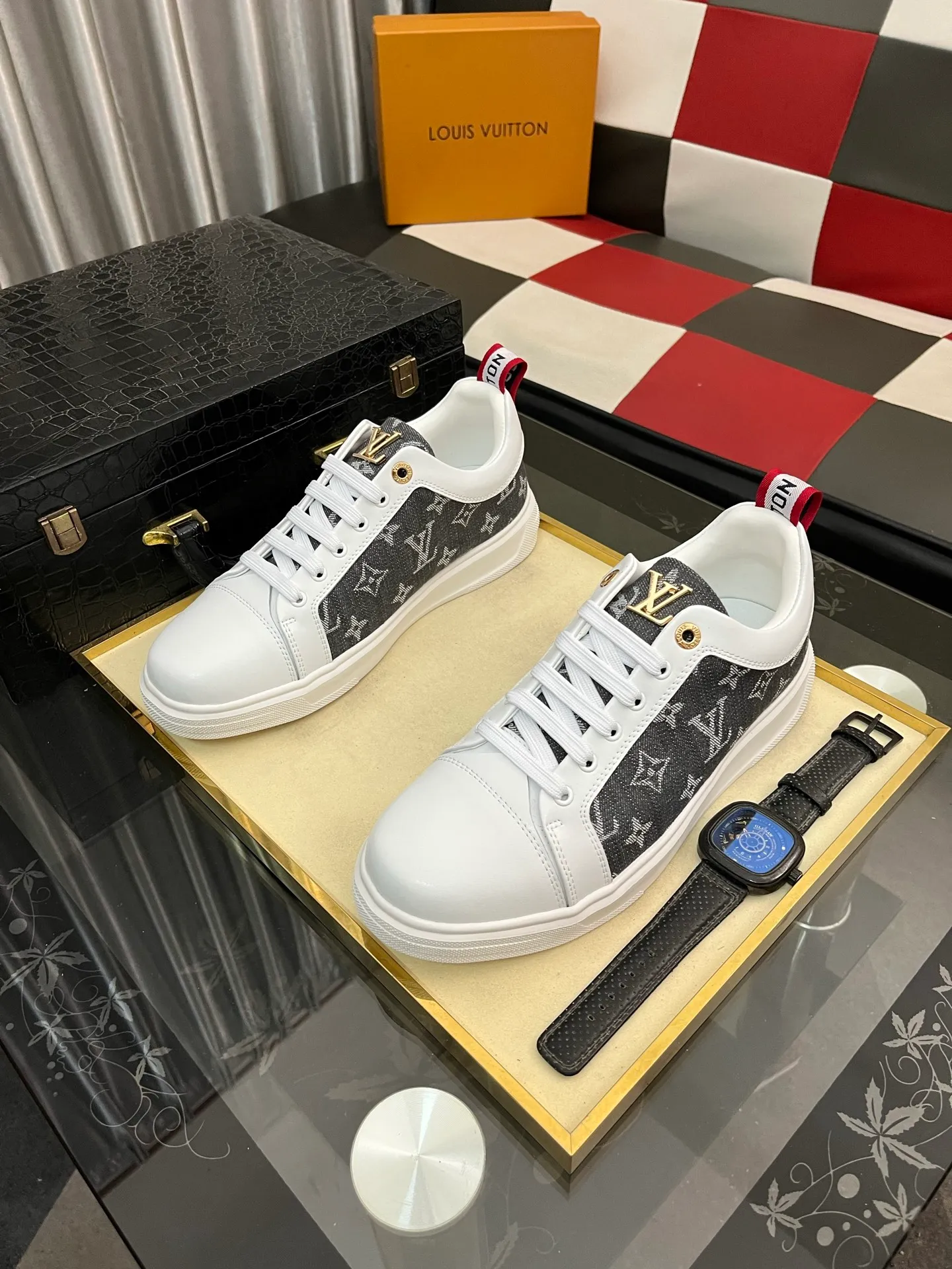 Men's shoes 💰400⌚️⌚️《Louis vuitton/LV Louis Vuitton》original quality.~ Unique modern style sneakers. 🏃A must-have casual shoe for trendy men😍😍 Original brand imported from Italy, imported original leather, cowhide lining (refuses to discolor and grind feet) sole: original sole provided by the original factory, French lazy style design ⚠️Fit to the feet, original quality, super comfortable original sole. Code number: 38-443️⃣Colors available
